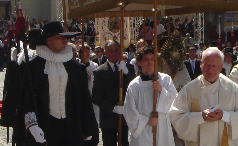 Kaplan Karl Singer bei der Fronleichnamsprozession in Hall in Tirol im Jahre 2006. (Foto Archiv Partisaner Garde Hall)